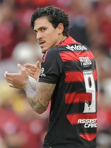 Pedro e De La Cruz antes da partida em Salvador: dupla volta com moral e promete movimentar o ataque do Flamengo contra o Bahia.