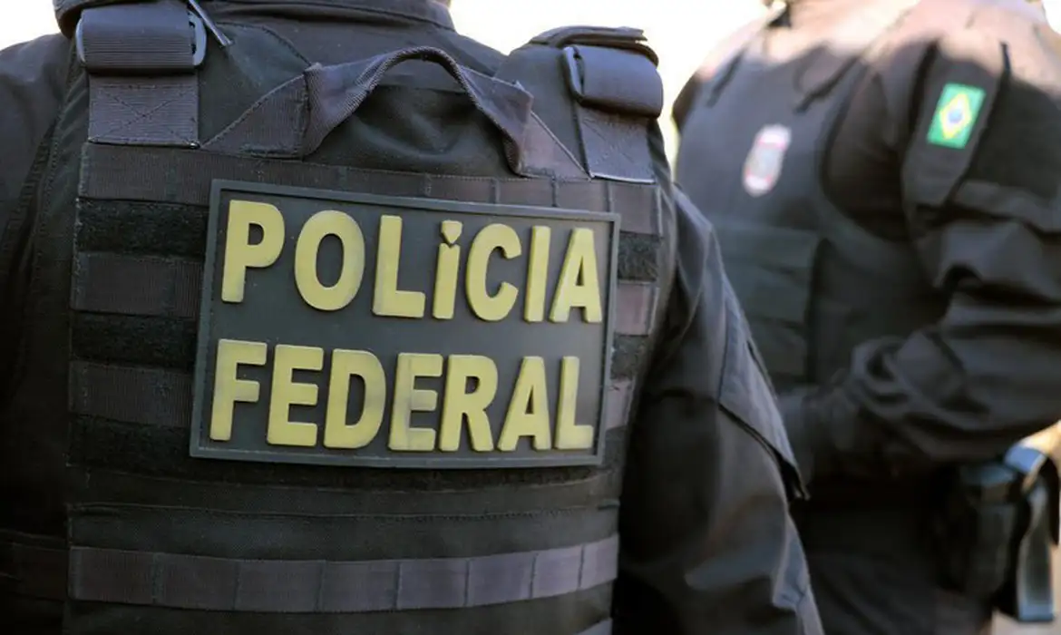 PF pede investigação sobre suposta entrada de Filipe Martins nos EUA; CBP nega passagem do ex-assessor de Bolsonaro no país.