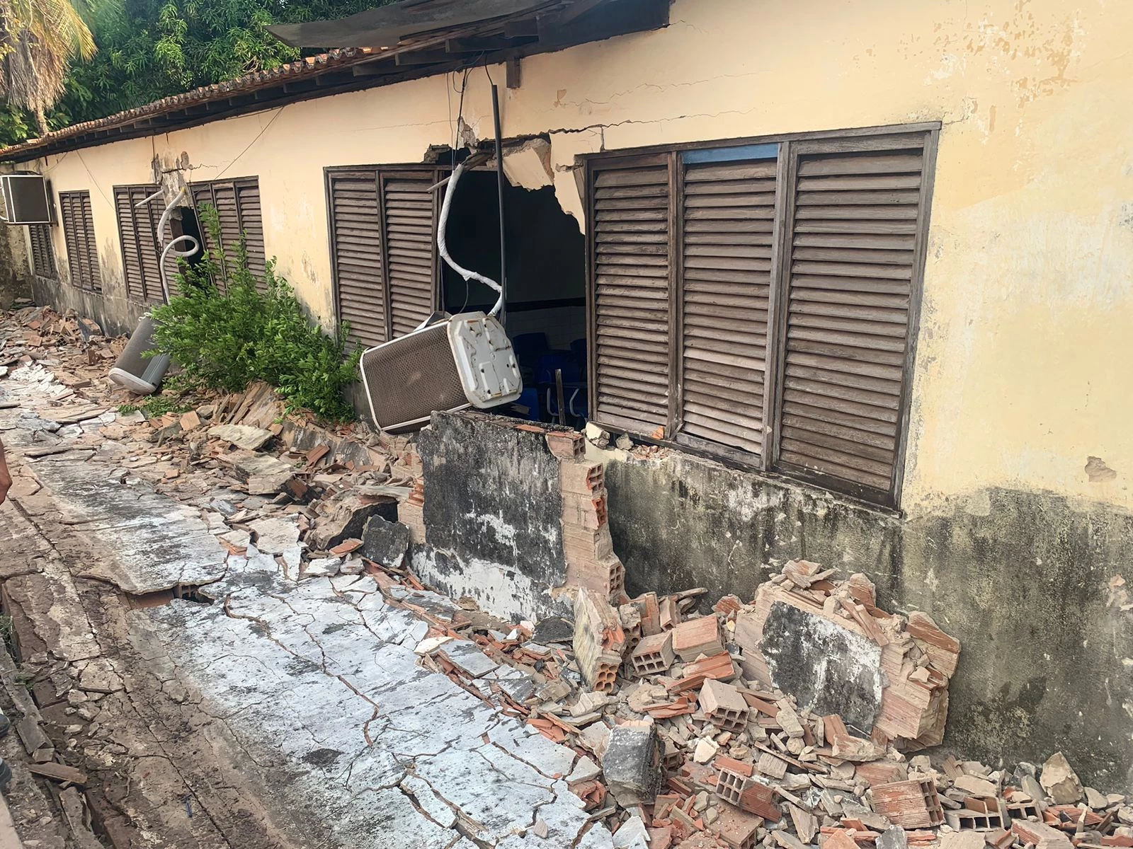 Caminhão derruba muro e destrói salas de escola em Pindaré-Mirim; aulas foram suspensas por segurança.