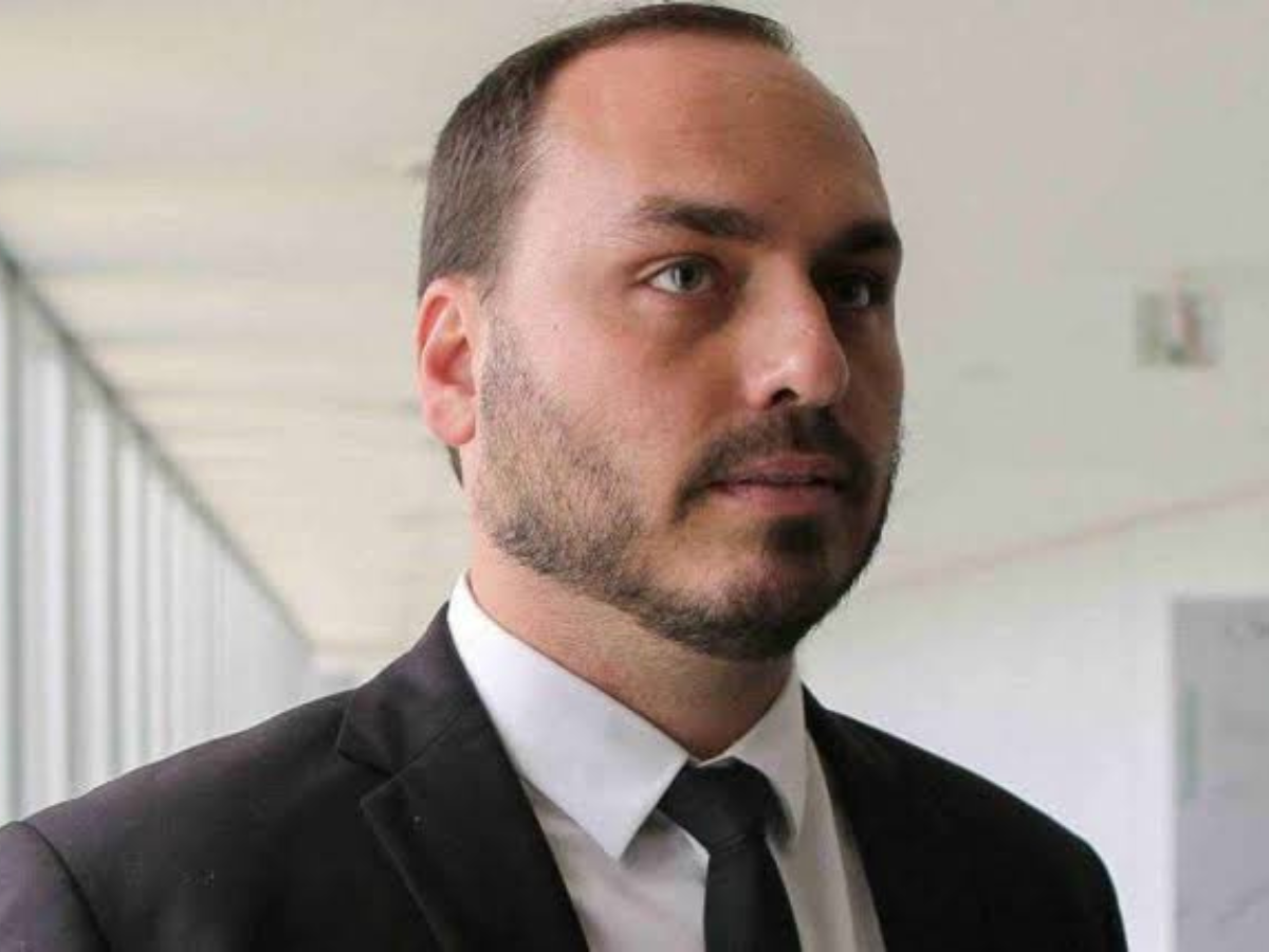 Carlos Bolsonaro anunciou nas redes sociais sua pré-candidatura ao Senado por Santa Catarina nas eleições de 2026.