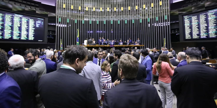 Deputados aprovam projeto que amplia isenção do Imposto de Renda para salários de até R$ 5 mil; proposta segue para o Senado.