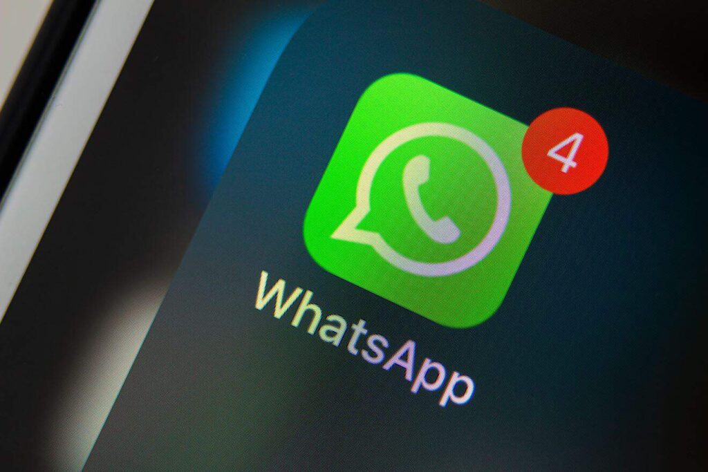 WhatsApp lança ferramenta de IA que resume conversas longas com segurança e privacidade total para os usuários brasileiros.