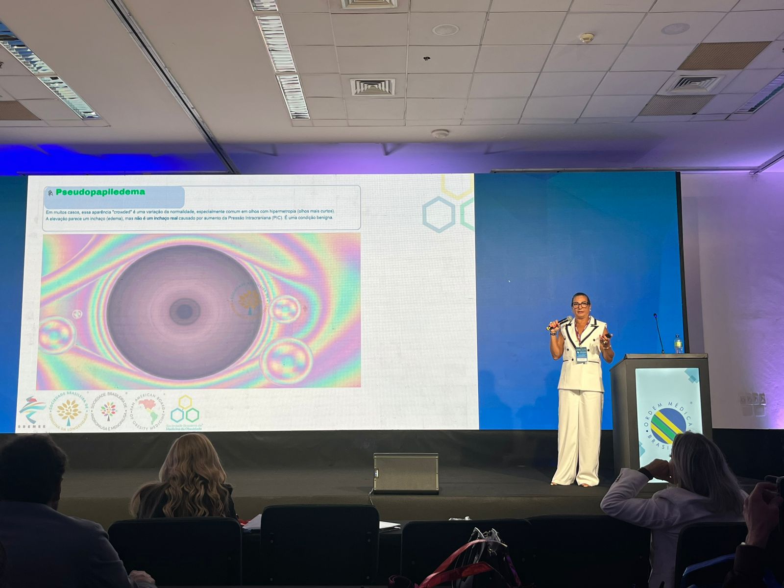 Dra. Acácia Jordão durante sua palestra no Obesity Week Brasil 2025, em São Paulo, destacando a importância do olhar oftalmológico no tratamento da obesidade.