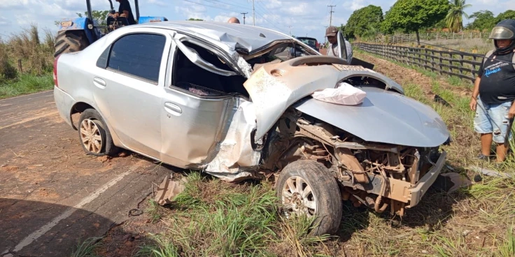 Carro Colide com Poste Após Pneu Estourar em Vitorino Freire