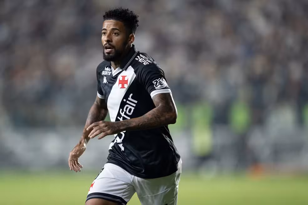 Paulinho de Paula em ação pelo Vasco antes de acertar com o Internacional para a temporada 2026.