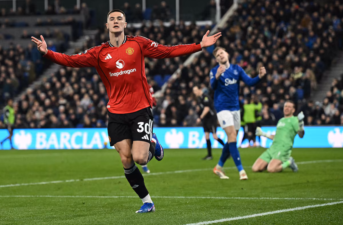Manchester United vence o Everton fora de casa, chega a 10 jogos invicto e assume o 4º lugar na Premier League, entrando na zona da Champions League.