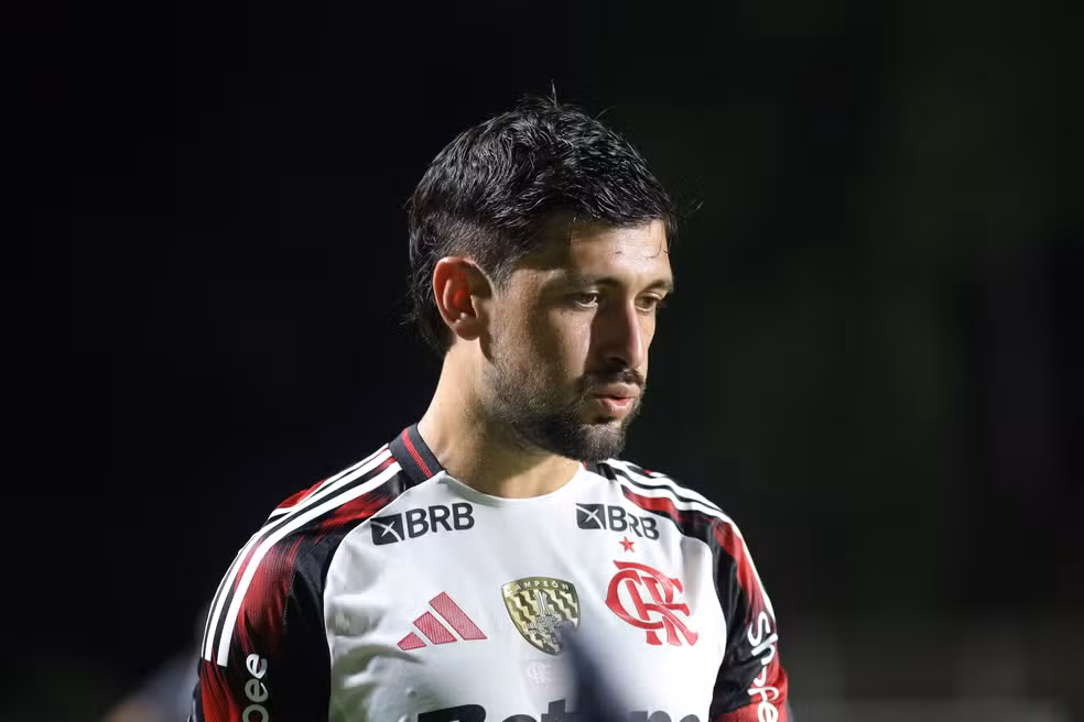 Flamengo vence o Vitória por 2 a 1 no Barradão, mas atuação gera alerta sob comando de Filipe Luís.