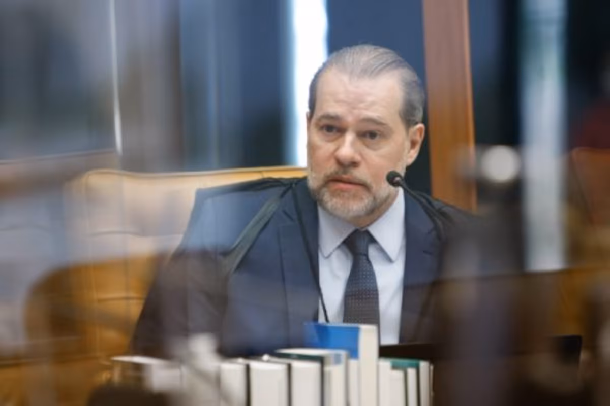 Participação societária de ministro do STF em resort de luxo gera debate sobre transparência e origem de recursos.